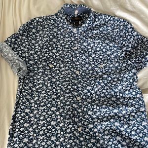 Urban Outfitters Navy and White Floral Short Sleeve Button Down, Size M